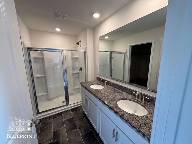 Foto del edificio - 2024 build, great neighborhood, stainless appliances, granite countertops!