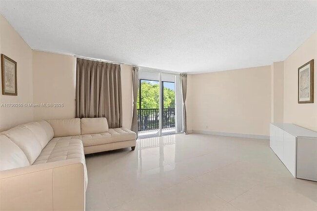 Building Photo - 3401 N Country Club Dr