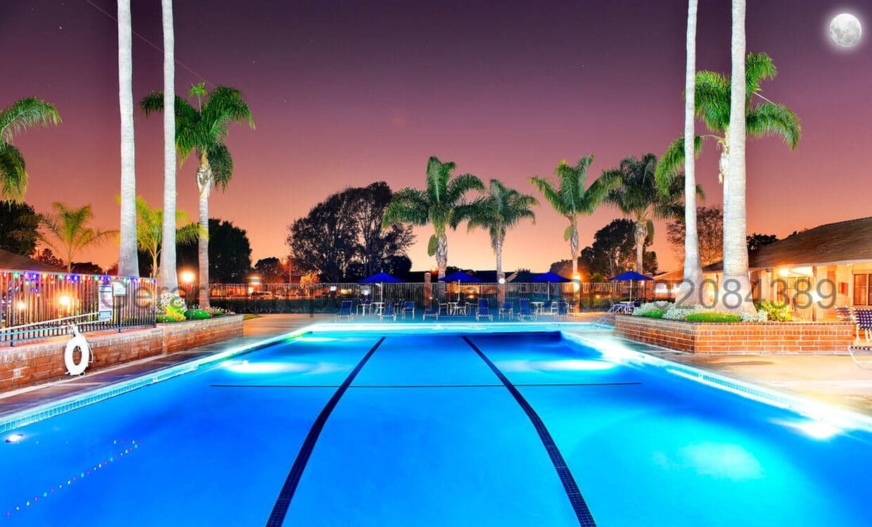 Foto principal - 55+ Huntington Beach Condo – Pools, Pickle...