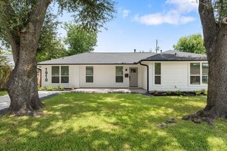 Building Photo - 1910 Lynnview Dr