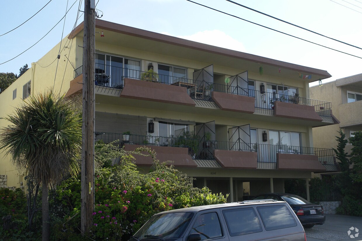 Foto del edificio - 16240 Saratoga St
