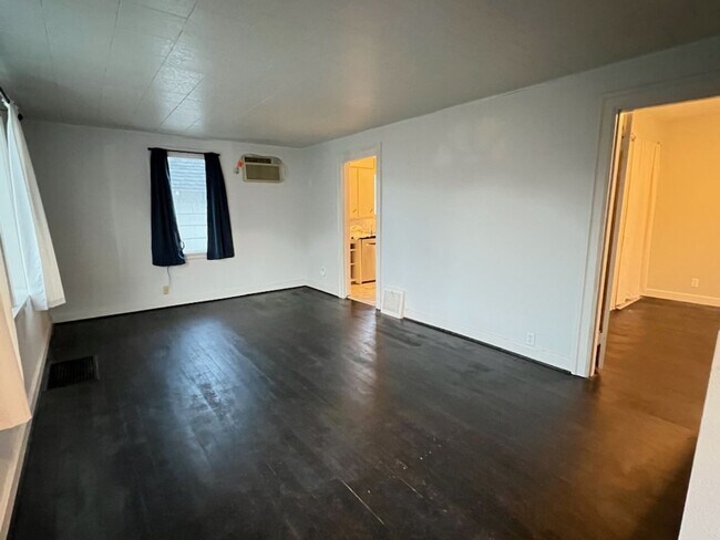 Foto del edificio - Spacious 3+ bed/2 bath home! Large fenced yard, garage, shed, w/d, a/c, d/w & more!