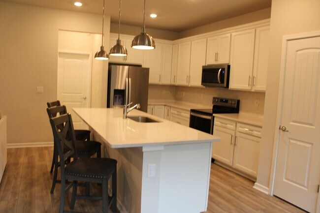 Foto del edificio - Spacious 5 Bedroom, 3 Bathroom in Gated Se...