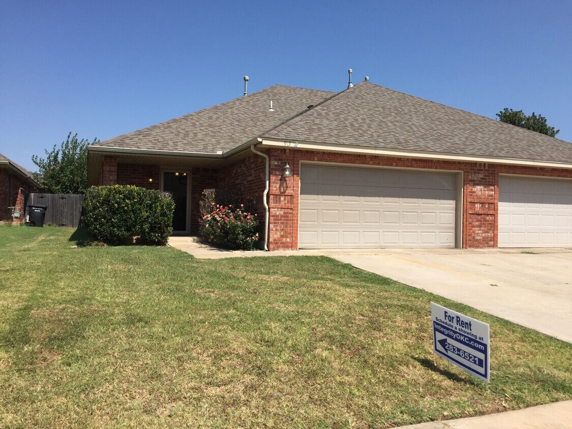 Primary Photo - 2 Bed 2 Bath duples in Moore!
