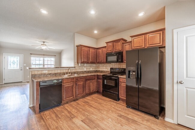 Building Photo - Secure Comfort: Beautiful 3 Bed, 2 Bath Ho...