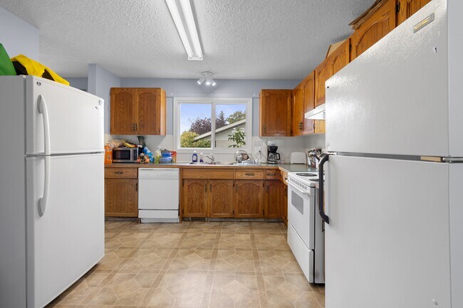 Building Photo - 9451-65ave 65 Ave