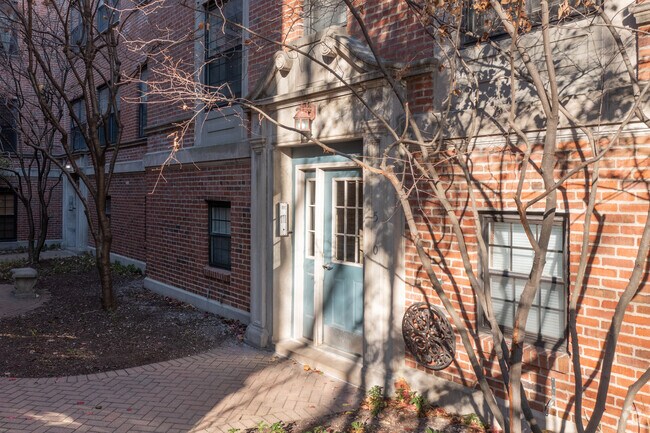 Entrada - 5200-5208 S Drexel Ave