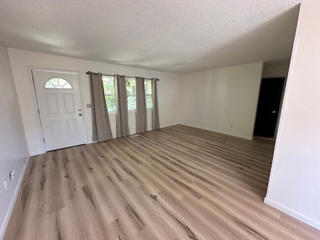 Foto del edificio - Newly Remodeled 3 Bedroom with Attached Ga...