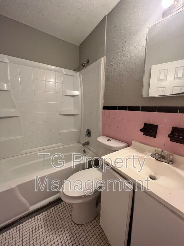 Foto del edificio - 7457 Grant Ave