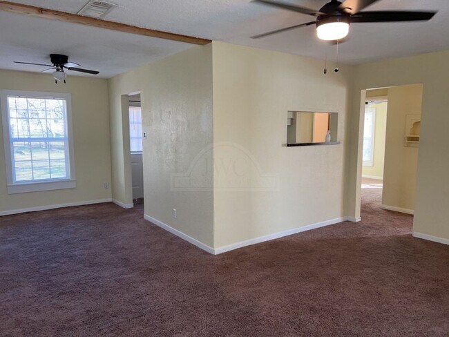 Building Photo - 515 W Kern Rd