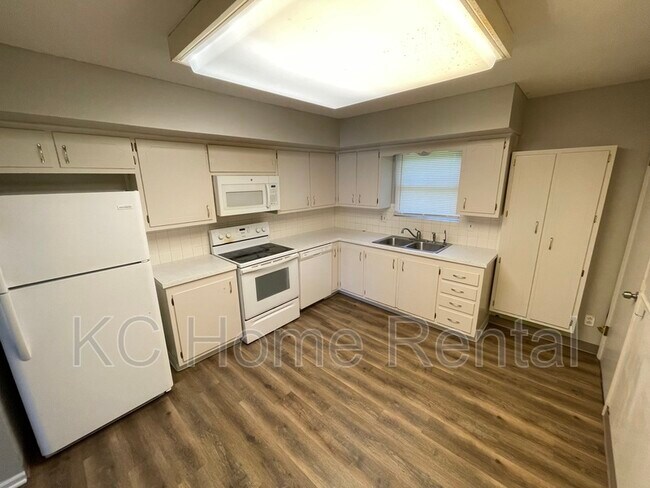 Foto del edificio - 1837 N 77th St