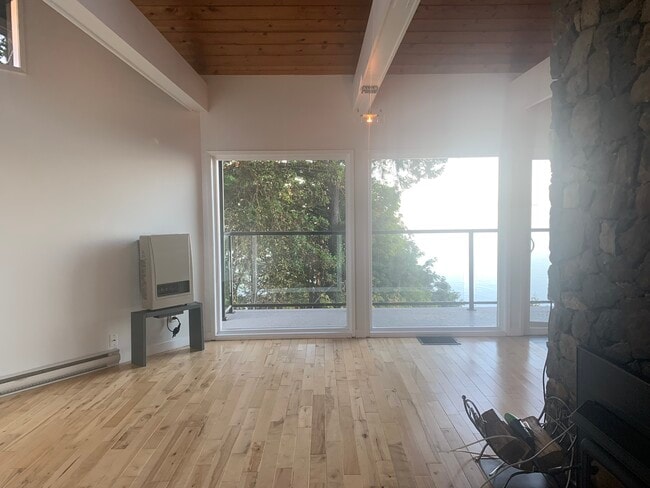 Building Photo - 4553 Cordova Bay Rd