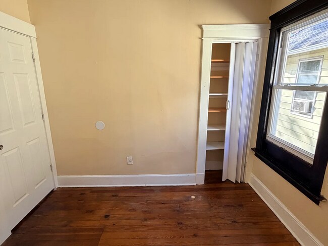 Building Photo - Newly renovated 3 BR Single family house with living and dining room