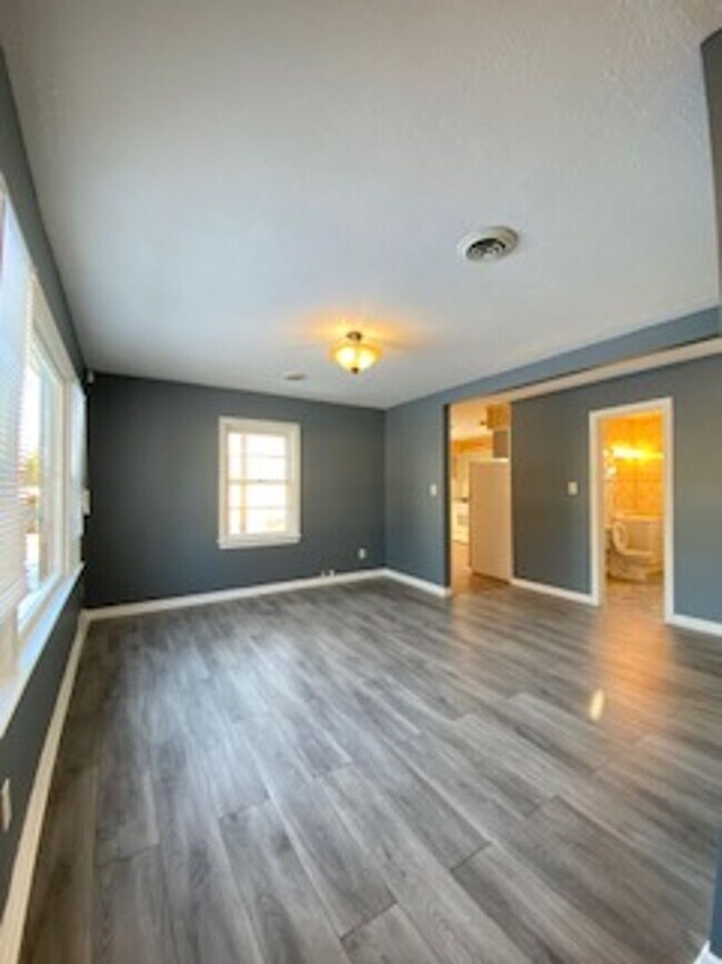 Building Photo - 2 Bedroom 1 Bathroom Home in Northwest Elk...