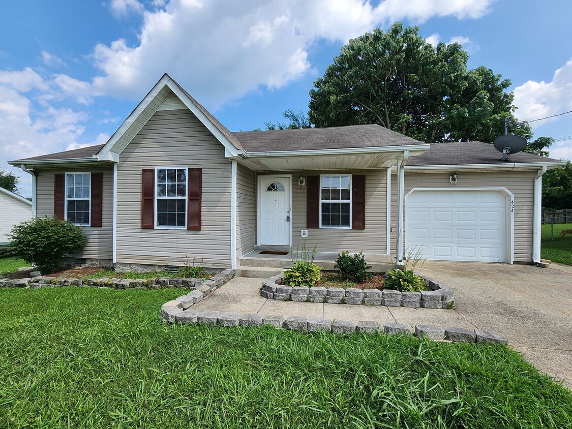 Foto principal - $1400 3 bed 2 bath Oak Grove Home