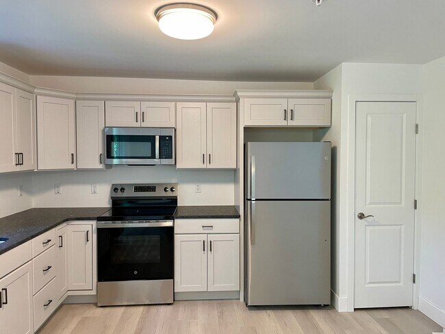 Building Photo - 558 Longfellow Dr