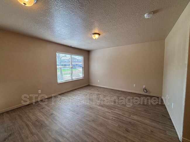 Building Photo - 3155 S Hidden Valley Dr