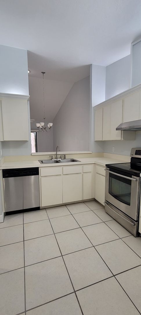 Foto del edificio - Beautiful and spacious remodeled unit