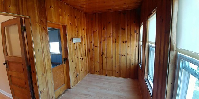Den - 5365 N Magnet Ave