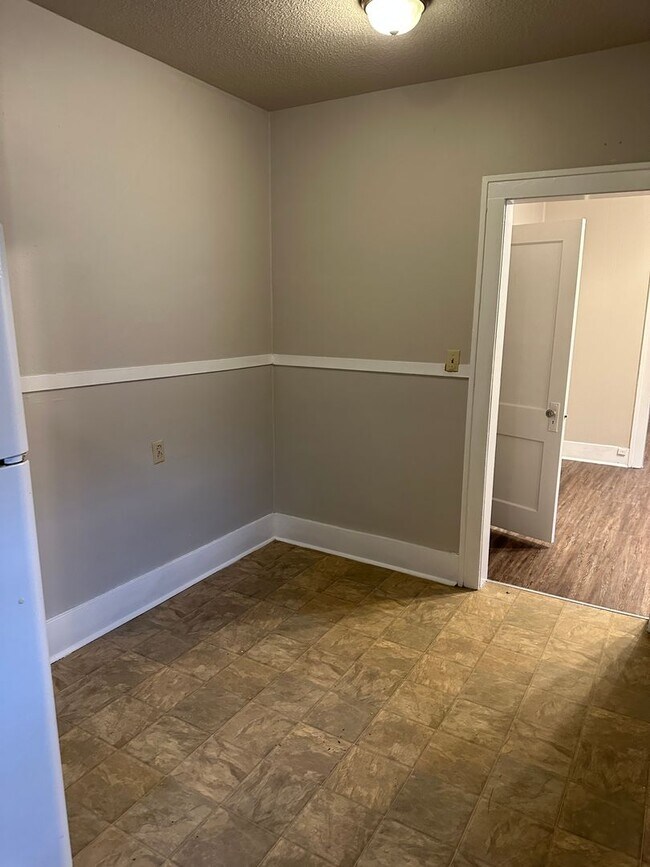Building Photo - 1 bedroom 1 bath unit.