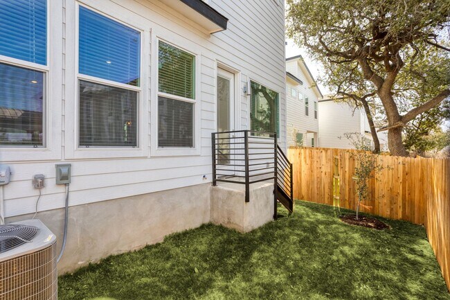 Building Photo - Gorgeous Luxury Townhome