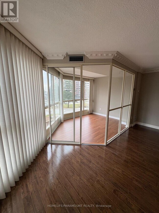 Building Photo - 5 Weldrick Rd W