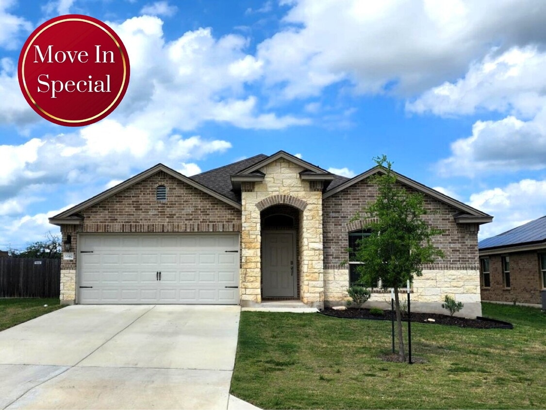 Primary Photo - Bright & Beautiful 3-Bedroom Home in Three...
