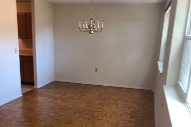 Building Photo - 887 Farmington Ave