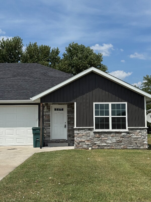 Foto principal - 919-921 W Stewart St