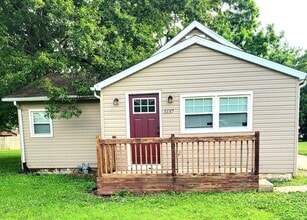 Building Photo - 5137 Lakeview Dr