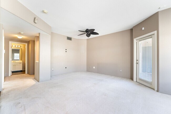 Foto del edificio - Remodeled 2-Bed, 2-Bath Second-Floor Unit ...