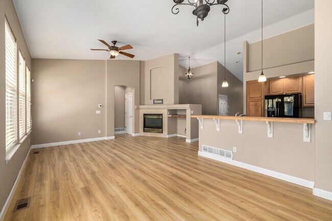 Foto del edificio - This beautiful 3-bedroom, 3-bathroom in Parker