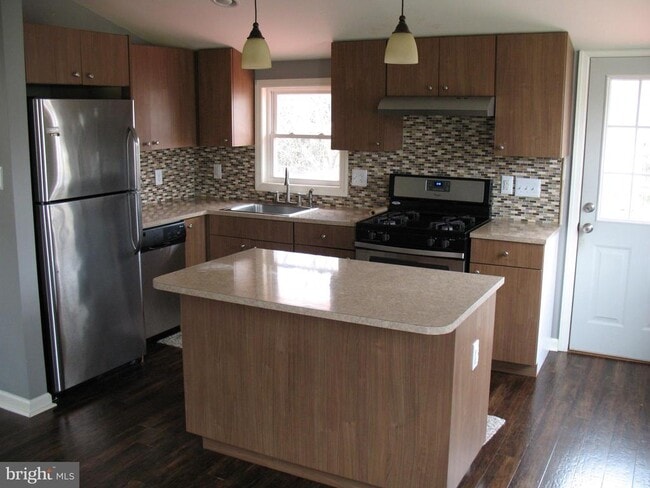 Building Photo - 400 Hessian Ave
