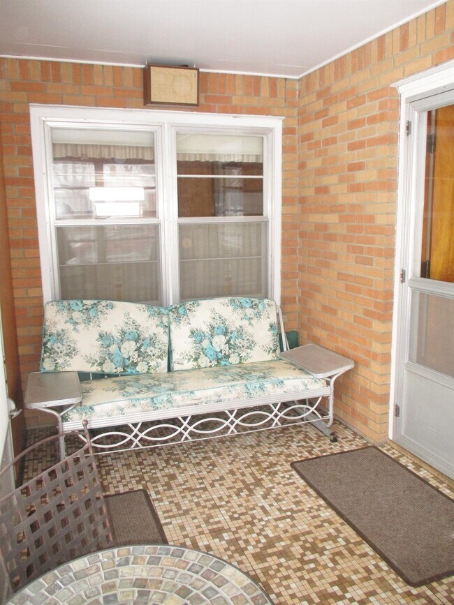 Building Photo - 236 E Lewis Ave