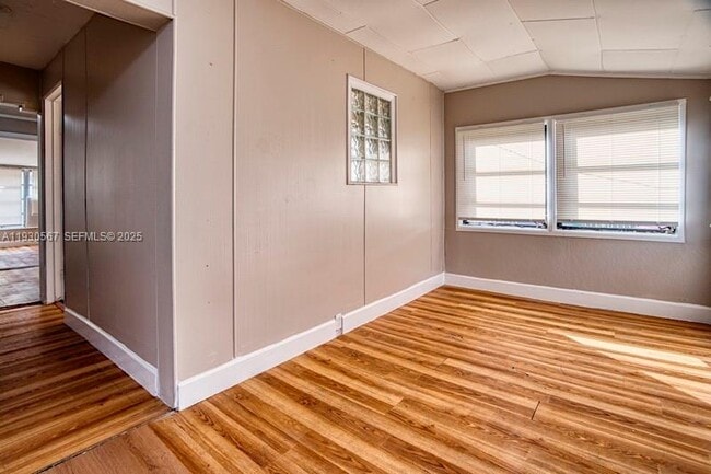 Foto del edificio - 3438 SW 2nd St