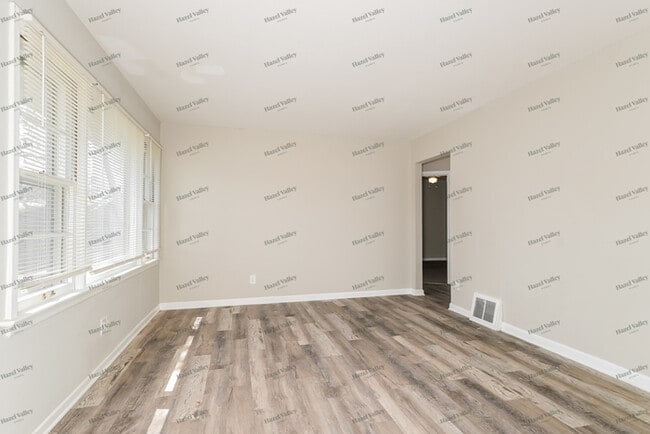 Building Photo - 245 St Regis Ln