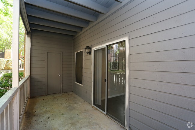 2BR-1BA Patio - Balcones Club