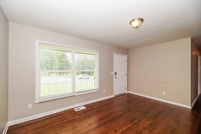 Building Photo - 528 W Arrowood Rd