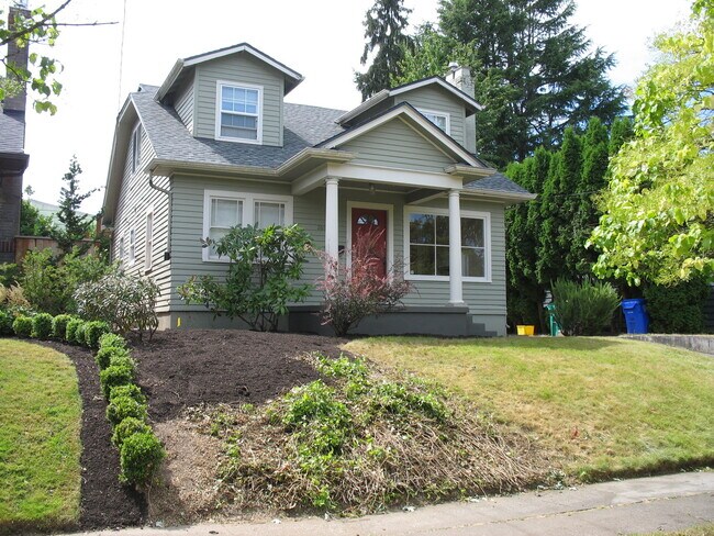 Foto del edificio - Beautiful Grant Park 4 bedroom Bungalow