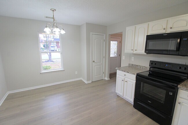 Foto del edificio - 3 Bedroom Home with a 1 Car garage!