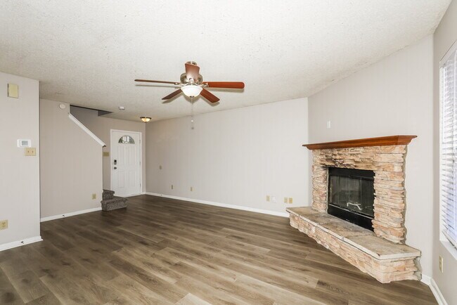 Building Photo - 911 Bentgrass Dr