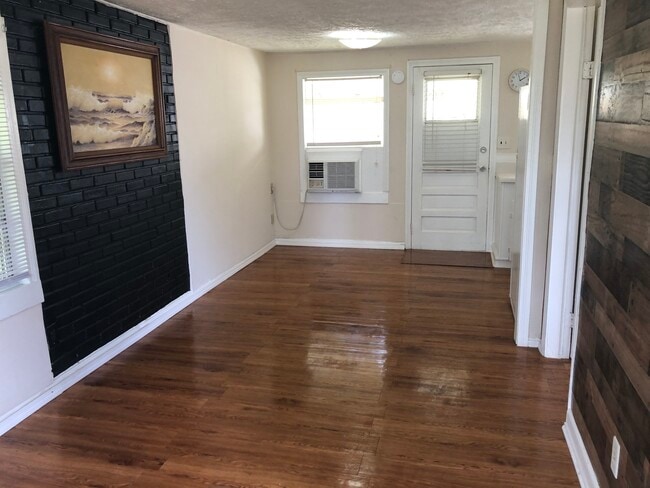 Living Room - 1323 Woodruff Ave
