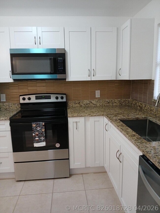 Foto del edificio - 4760 Lucerne Lakes Blvd W