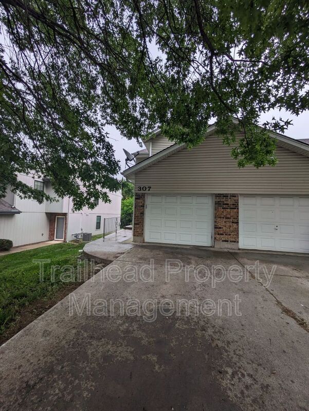 Building Photo - 307 NE Timbercreek Dr