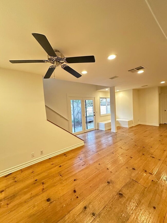 Building Photo - 3 Bedroom Irvine Home - Large Master Suite...