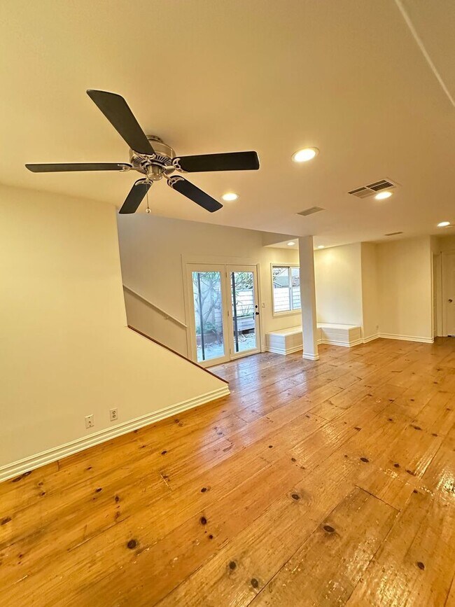 Foto del edificio - 3 Bedroom Irvine Home - Large Master Suite w/ Wood Floors - Beautiful!!!!!