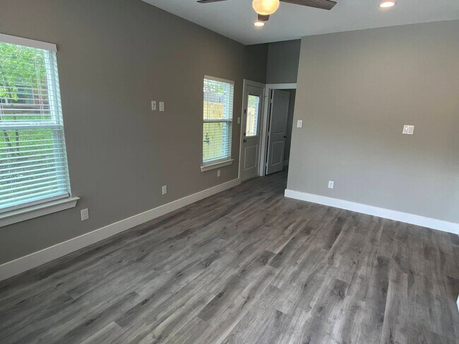 Foto del edificio - 8133-8135 Doreen Avenue