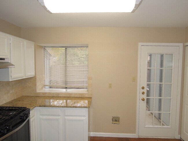 Foto del edificio - Bright & Spacious 2-Bedroom Condo in Gated...