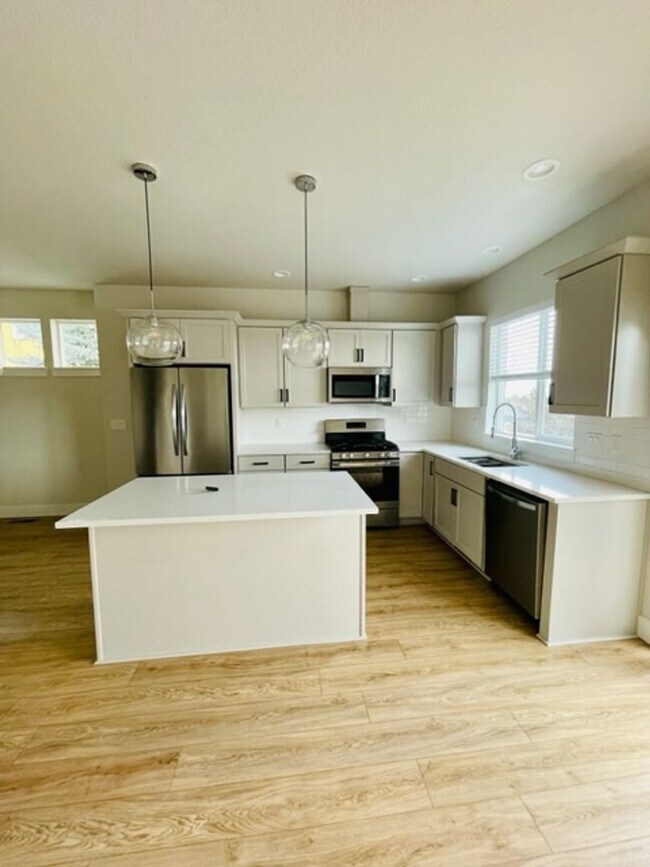 Building Photo - 1718 NE Lotus Dr