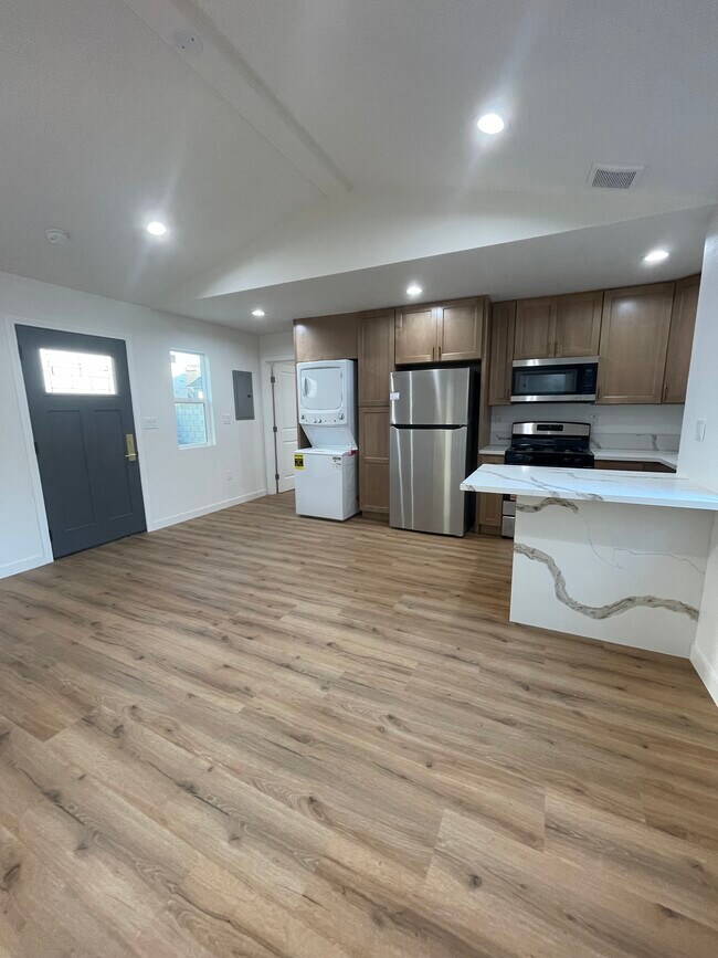 Foto del edificio - 1346 W 37th St